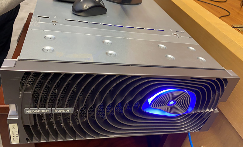 > Server configuration multi-GPU optimized thermal design to achieve high performance and reliability.